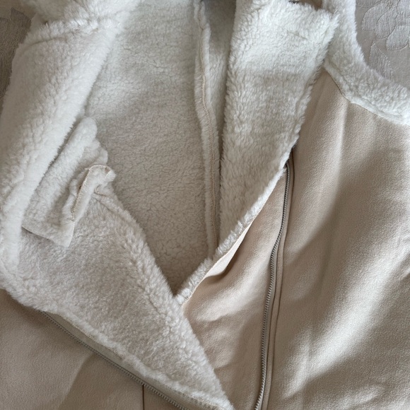 NWOT Faux Fur Cream Vest Size S - Picture 3 of 3